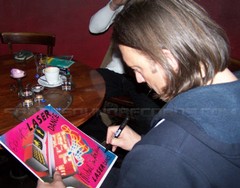 (17)Michiel signing autographs_b.jpg